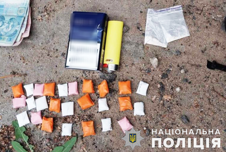 І метамфетамін, і канабіс: у Миколаєві поліцейські затримали місцевого мешканця за розповсюдження «закладок» (ФОТО) 10