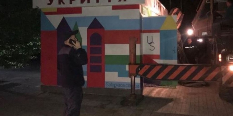 В Миколаєві встановили першу зупинку-укриття (ФОТО)