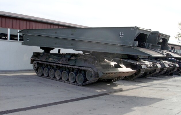 Німеччина надала Україні 16 танкових мостоукладачів та іншу техніку