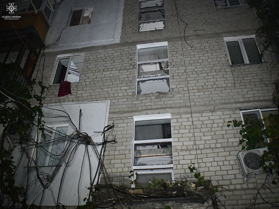 Сьогодні в Миколаєві рятувальники загасили пожежу, яка виникла внаслідок російського обстрілу, а також допомагали мешканцям пошкодженого будинку вибратися (ФОТО) 1