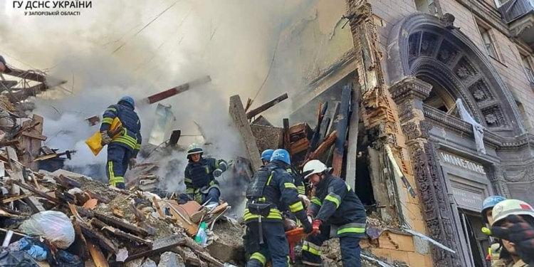 Вчорашні ракетні удари росіян по Запоріжжю: деблоковано 11 тіл загиблих, врятовано 21 людину (ФОТО)