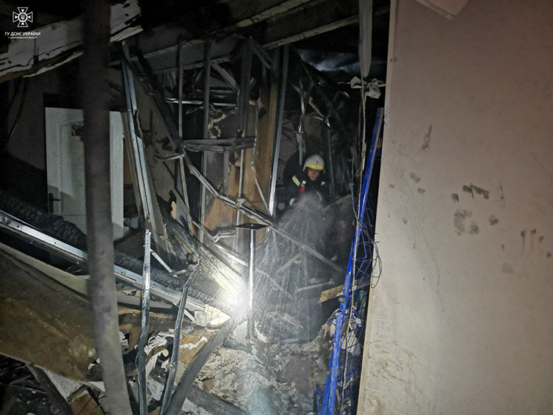Внаслідок нічної атаки Миколаєва іранськими дронами-камікадзе горів дах двоповерхової будівлі. Що ще гасили за добу наші рятувальники (ФОТО)