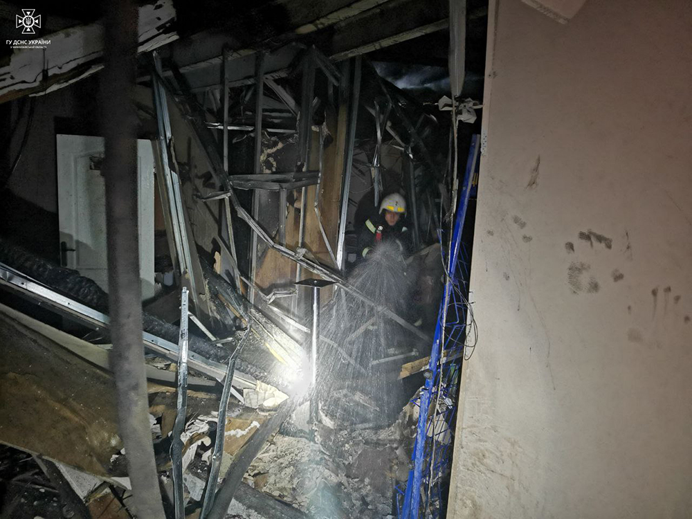 Внаслідок нічної атаки Миколаєва іранськими дронами-камікадзе горів дах двоповерхової будівлі. Що ще гасили за добу наші рятувальники (ФОТО) 1