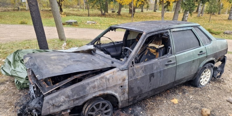 У Латвії підпалили машини українських біженців і господаря гостьового будинку, де вони мешкають
