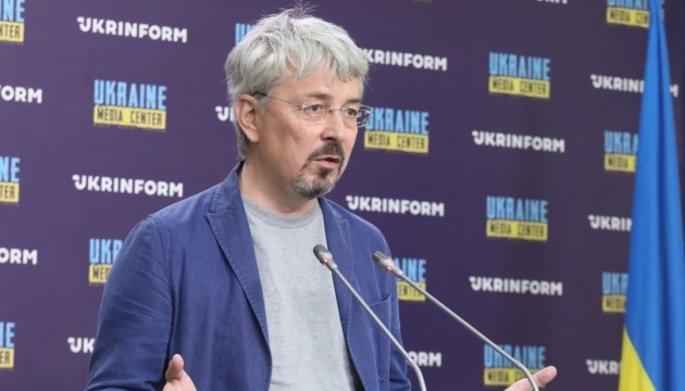 Російські окупанти викрали артефакти з майже 40 українських музеїв