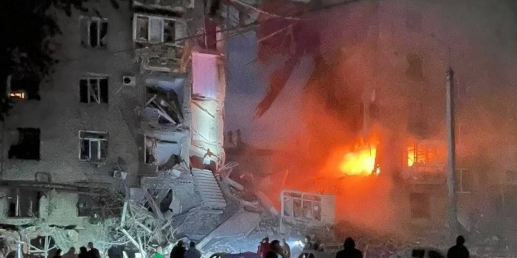 Росіяни знов атакували житлові будинки Запоріжжя: є постраждалі (ВІДЕО)