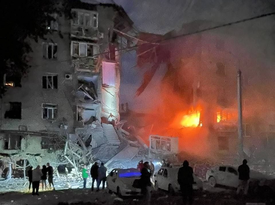 Росіяни знов атакували житлові будинки Запоріжжя: є постраждалі (ВІДЕО) 1