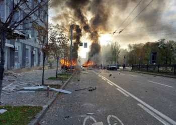 У Києві внаслідок ранкових ракетних ударів є загиблі та поранені