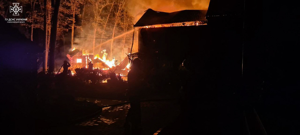 На Миколаївщині під ранок гасили пожежу у готельно-ресторанному комплексі на трасі (ФОТО) 1