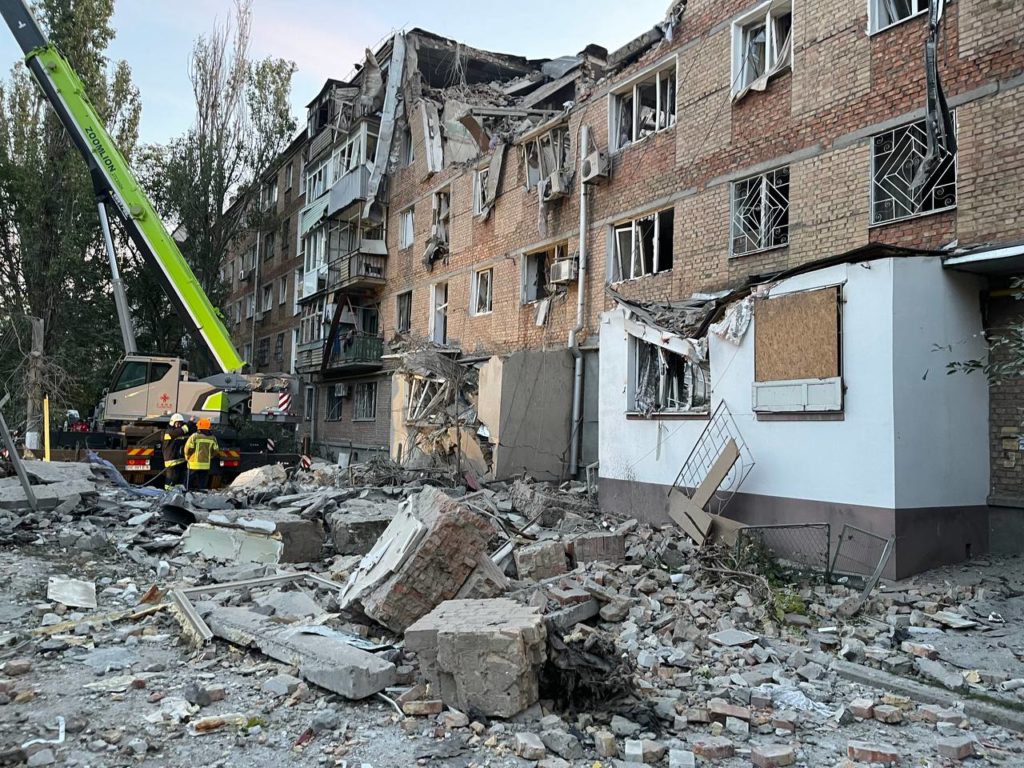 Перші фото наслідків нічної атаки росіян по житловому будинку в Миколаєві (ФОТО) 1