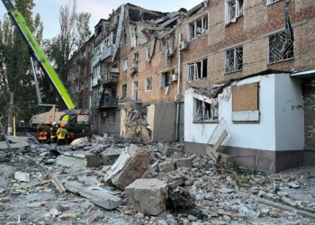 Перші фото наслідків нічної атаки росіян по житловому будинку в Миколаєві (ФОТО)