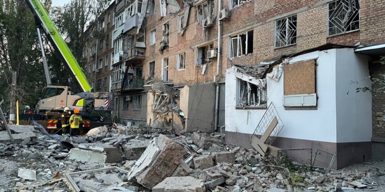 Перші фото наслідків нічної атаки росіян по житловому будинку в Миколаєві (ФОТО)