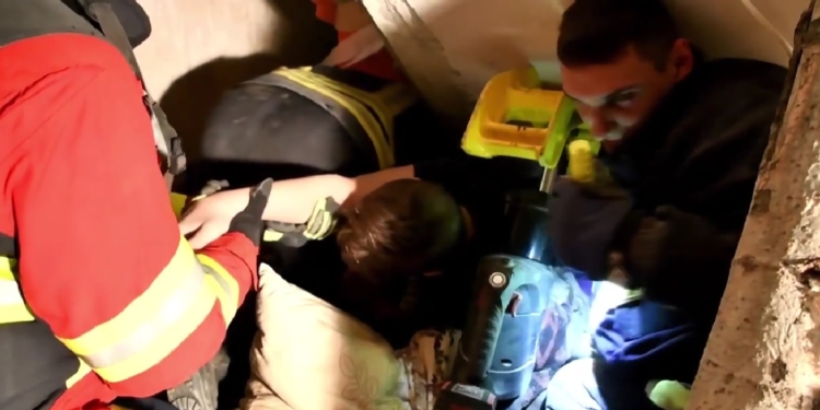 Кадри порятунку хлопчика з-під завалів будинку в Миколаєві (ВІДЕО)