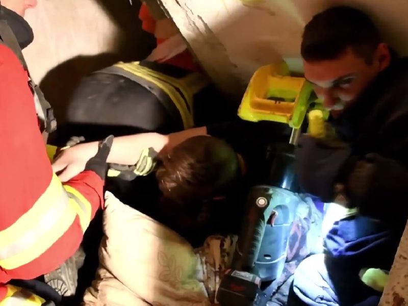 Кадри порятунку хлопчика з-під завалів будинку в Миколаєві (ВІДЕО)