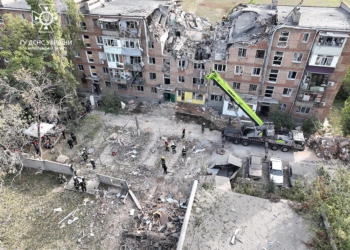 Кількість загиблих в зруйнованій російською ракетою багатоповерхівці в Миколаєві збільшилась до 3-х (ФОТО)