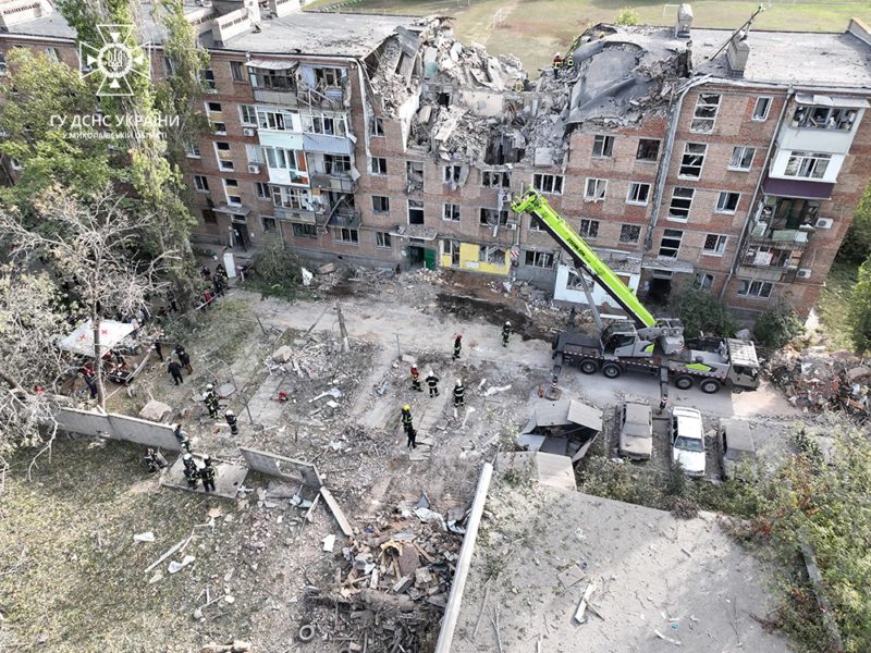 Рятувальна операція на зруйнованій російською ракетою п’ятиповерхівці в Миколаєві завершена – рятувальники дістали тіло 7-мого загиблого