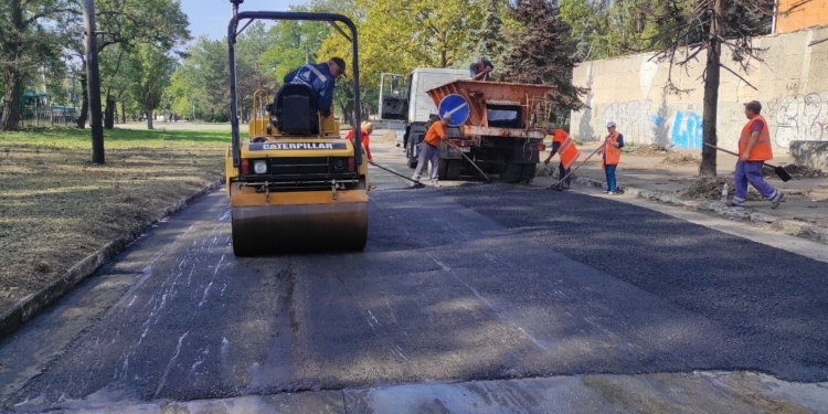 В Миколаєві “ЕЛУ автодоріг” відновило дорожнє покриття, пошкоджене під час ракетних ударів (ФОТО)