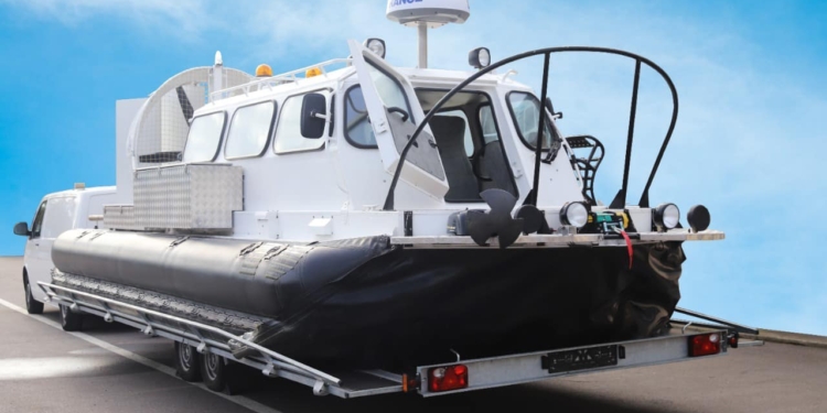 Футбольний клуб «Динамо» подарував прикордонникам катер на повітряній подушці (ФОТО)