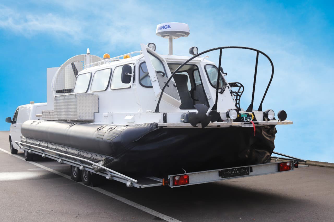 Футбольний клуб «Динамо» подарував прикордонникам катер на повітряній подушці (ФОТО)