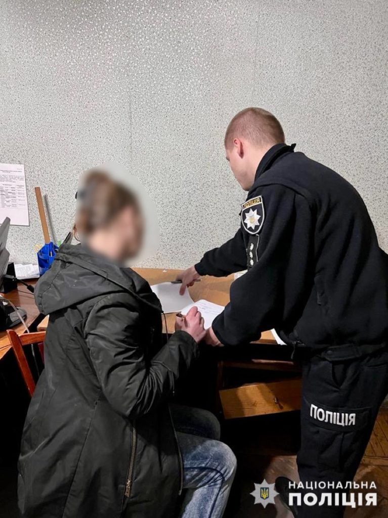 За збут наркотиків слідчі поліції на Миколаївщині затримали жінку та повідомили їй про підозру (ФОТО)  1