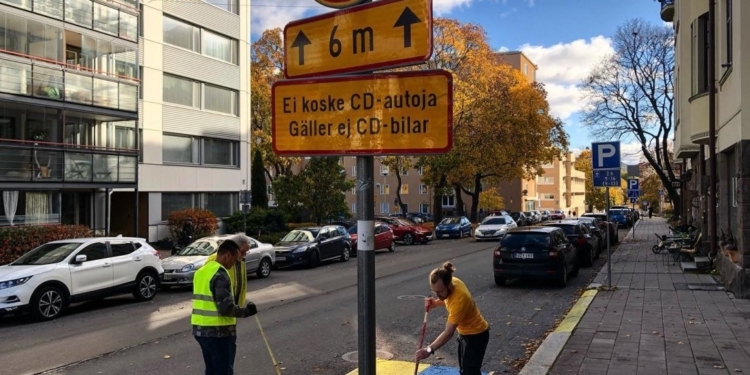 Провели референдум: жителі Фінляндії “анексували” паркування генконсула РФ (ФОТО)