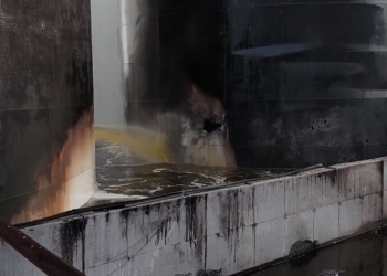 Пресофіцер Миколаївської ОВА показав наслідки вчорашньої атаки росіян по промисловому об’єкту в Миколаєві (ВІДЕО)