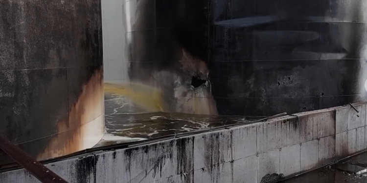 Пресофіцер Миколаївської ОВА показав наслідки вчорашньої атаки росіян по промисловому об’єкту в Миколаєві (ВІДЕО)