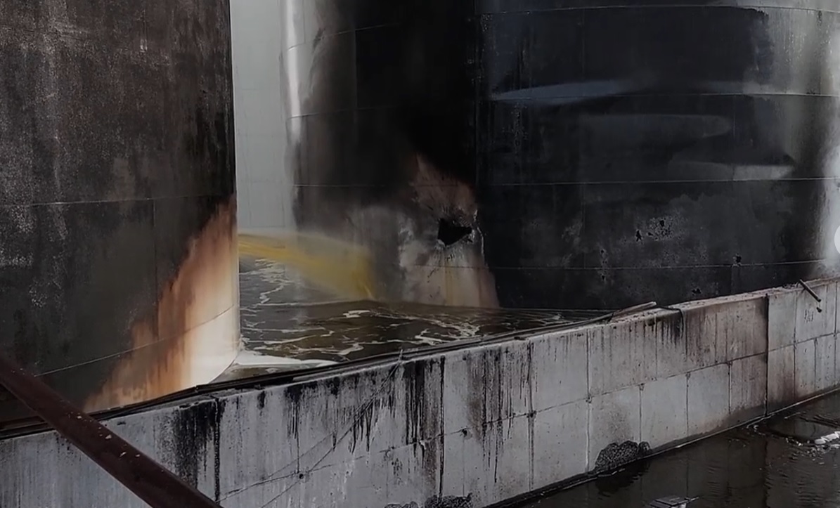 Пресофіцер Миколаївської ОВА показав наслідки вчорашньої атаки росіян по промисловому об’єкту в Миколаєві (ВІДЕО)