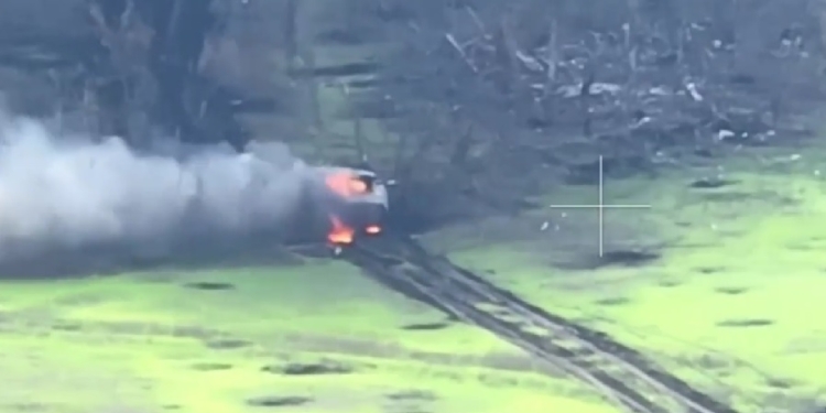 Миколаївські десантники на Донеччині чіткими злагодженими діями спалили дві ворожі МТ-ЛБ (ВІДЕО)