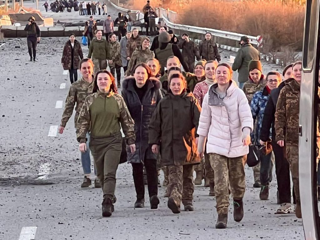 З російського полону звільнено 108 українських жінок – серед них є евакуйовані з «Азовсталі» і ув’язнені в ОРДЛО ще 2019 року (ФОТО, ВІДЕО) 1