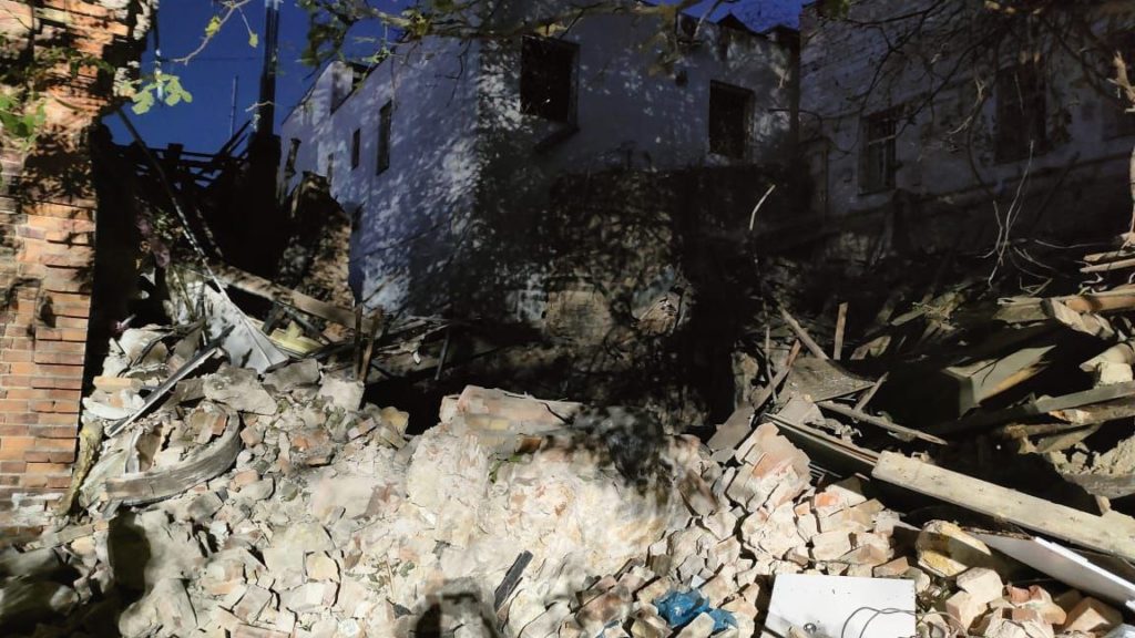 В центрі Миколаєва внаслідок обстрілів зруйнований двоповерховий житловий будинок – під завалами шукають людину (ФОТО) 1
