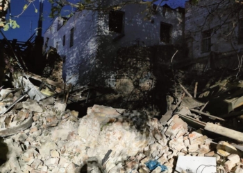 В центрі Миколаєва внаслідок обстрілів зруйнований двоповерховий житловий будинок – під завалами шукають людину (ФОТО)