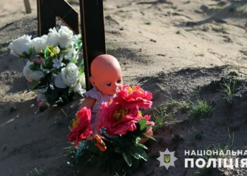 У Лимані на Донеччині поліція ексгумувала тіла 5 вбитих російськими обстрілами дітей