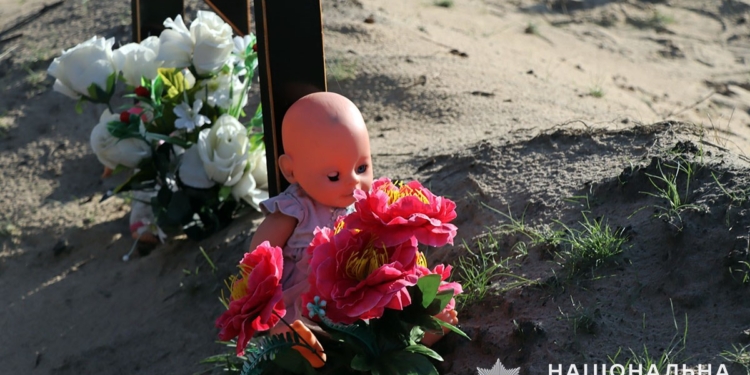 У Лимані на Донеччині поліція ексгумувала тіла 5 вбитих російськими обстрілами дітей