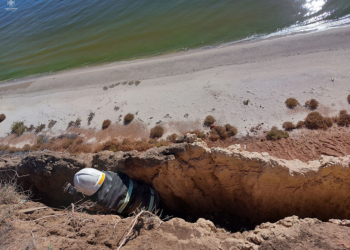 На Миколаївщині рятувальники витягли чоловіка, який впав в ущелину на чорноморському узбережжі (ФОТО)