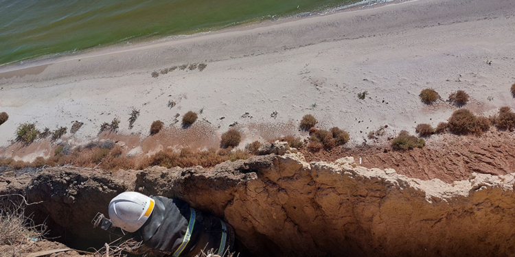 На Миколаївщині рятувальники витягли чоловіка, який впав в ущелину на чорноморському узбережжі (ФОТО)