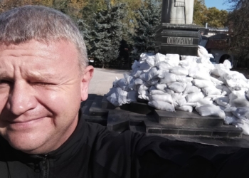 Пам’ятник покровителю Миколаєва обкладають мішками з піском (ФОТО)