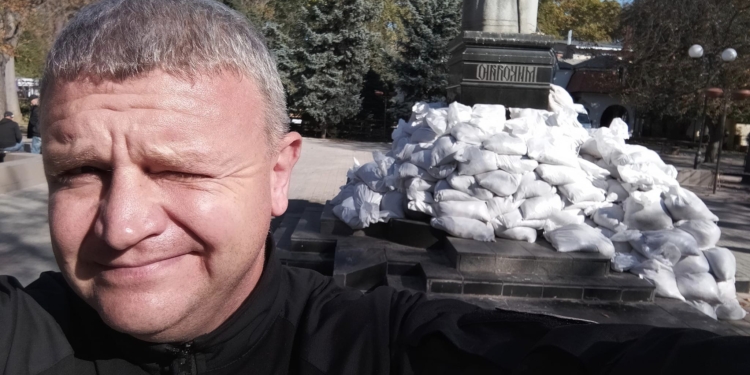 Пам’ятник покровителю Миколаєва обкладають мішками з піском (ФОТО)