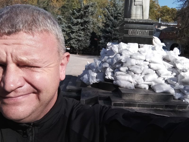 Пам’ятник покровителю Миколаєва обкладають мішками з піском (ФОТО)