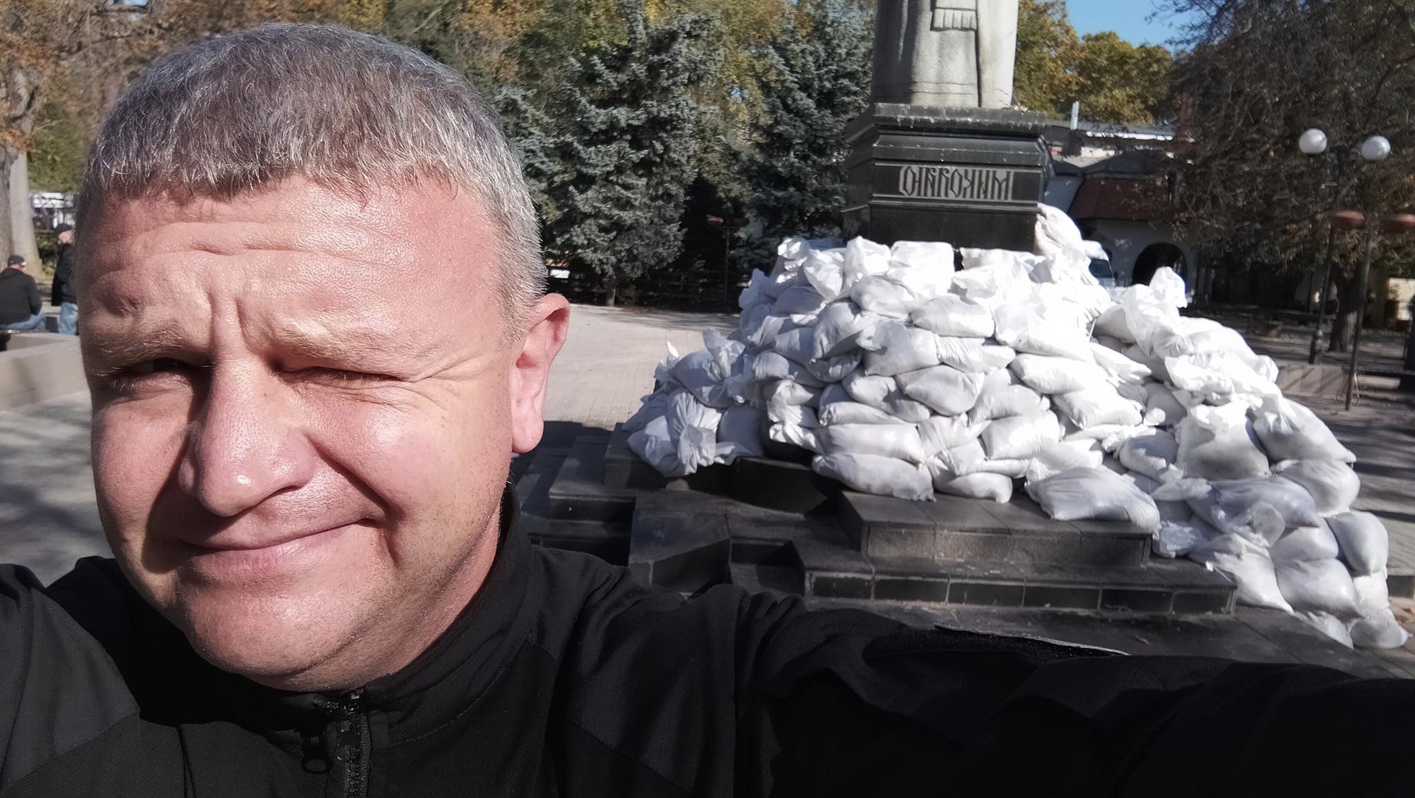 Пам’ятник покровителю Миколаєва обкладають мішками з піском (ФОТО)