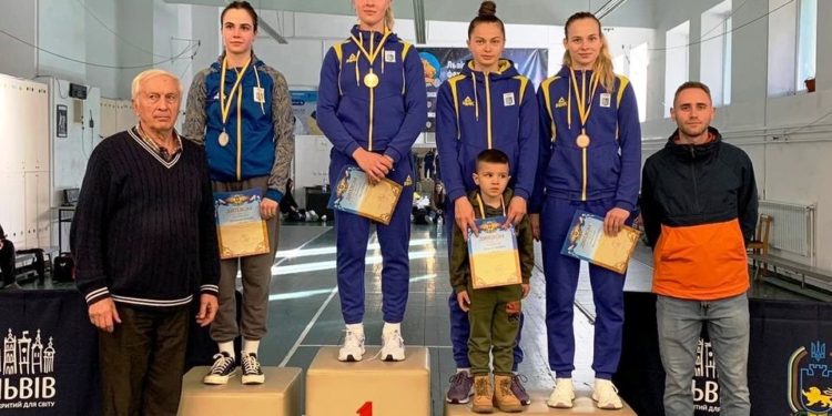 ЧУ-2022 з фехтування на шаблях: Ольга Харлан – на першій сходинці п’єдесталу, Олександра Бондар – на другій. І обидві шаблістки – з Миколаєва