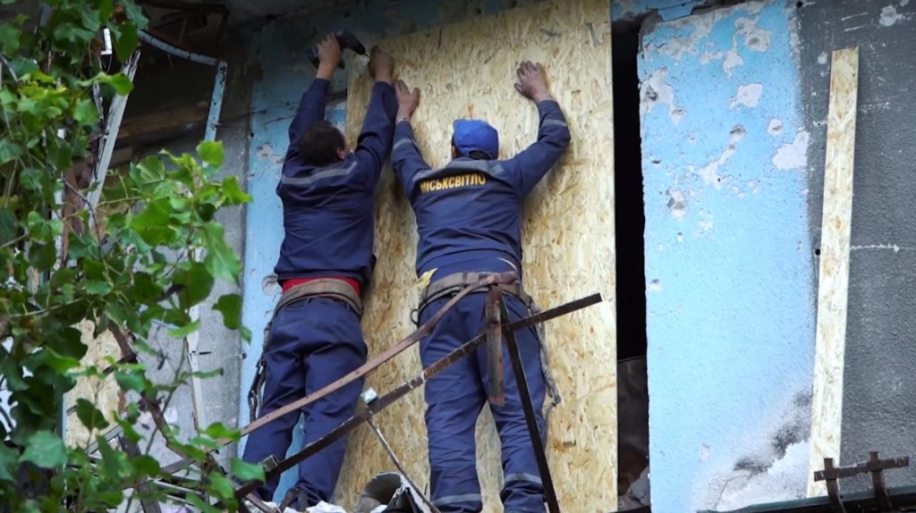В Миколаєві почала працювати будівельна бригада з Житомира – «зашивають» пошкоджені російськими обстрілами вікна ОСБ-плитами (ВІДЕО) 1