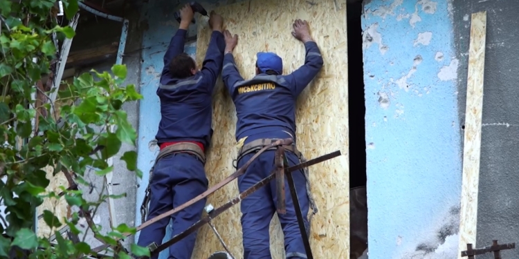 В Миколаєві почала працювати будівельна бригада з Житомира – «зашивають» пошкоджені російськими обстрілами вікна ОСБ-плитами (ВІДЕО)