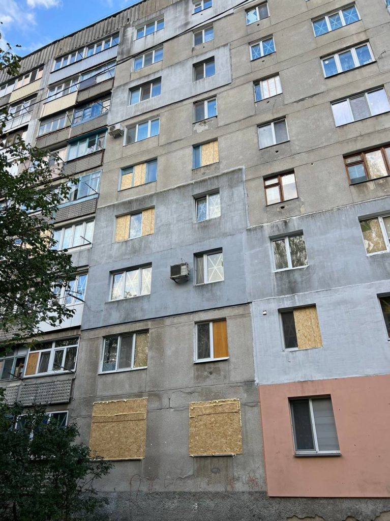 У Миколаєві за тиждень ОСБ-плитами закрили більше 2,5 тис.кв.м віконних прорізів і відновили 25 покрівель багатоповерхівок (ФОТО) 1