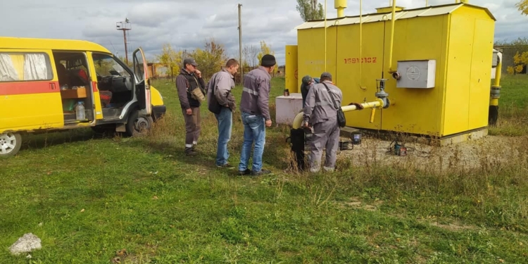 Ремонт газопроводу та закриття ОСБ-плитами вікон в будинках: результати відновлення пошкодженої російськими обстрілами інфраструктури на Миколаївщині за тиждень (ФОТО)