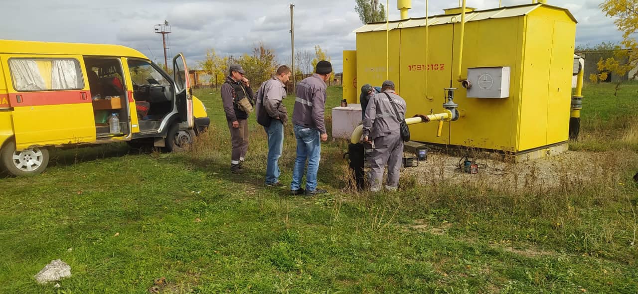 Ремонт газопроводу та закриття ОСБ-плитами вікон в будинках: результати відновлення пошкодженої російськими обстрілами інфраструктури на Миколаївщині за тиждень (ФОТО)