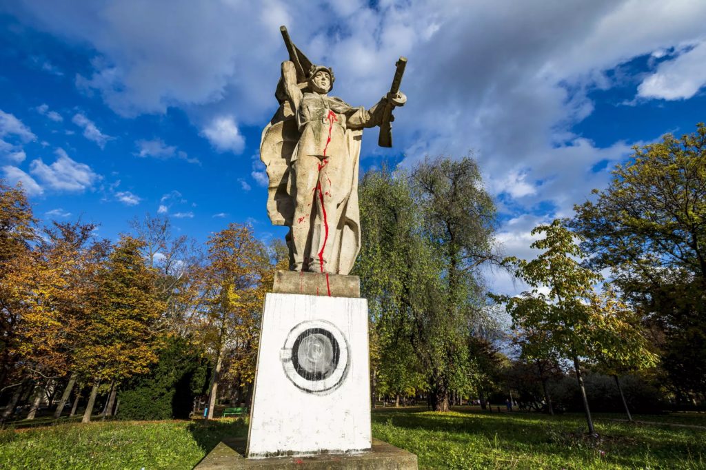 В Чехії невідомі «змінили» пам’ятник червоноармійцю – постамент пофарбували під пральну машину (ФОТО) 1