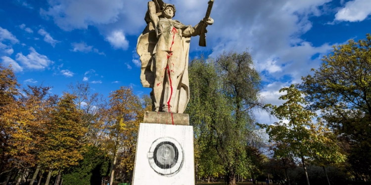 В Чехії невідомі «змінили» пам’ятник червоноармійцю – постамент пофарбували під пральну машину (ФОТО)