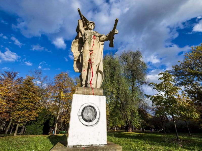 В Чехії невідомі «змінили» пам’ятник червоноармійцю – постамент пофарбували під пральну машину (ФОТО)