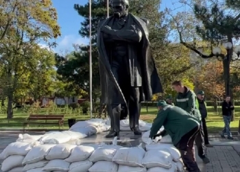 Пам’ятник Тарасу Шевченку в Миколаєві почали укривати мішками з піском (ВІДЕО)